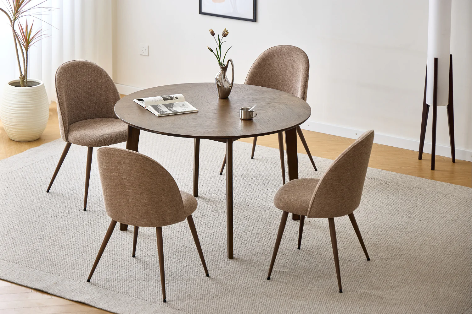 Annika matstol - sandfärgad textil med rökt eklook - Image 3