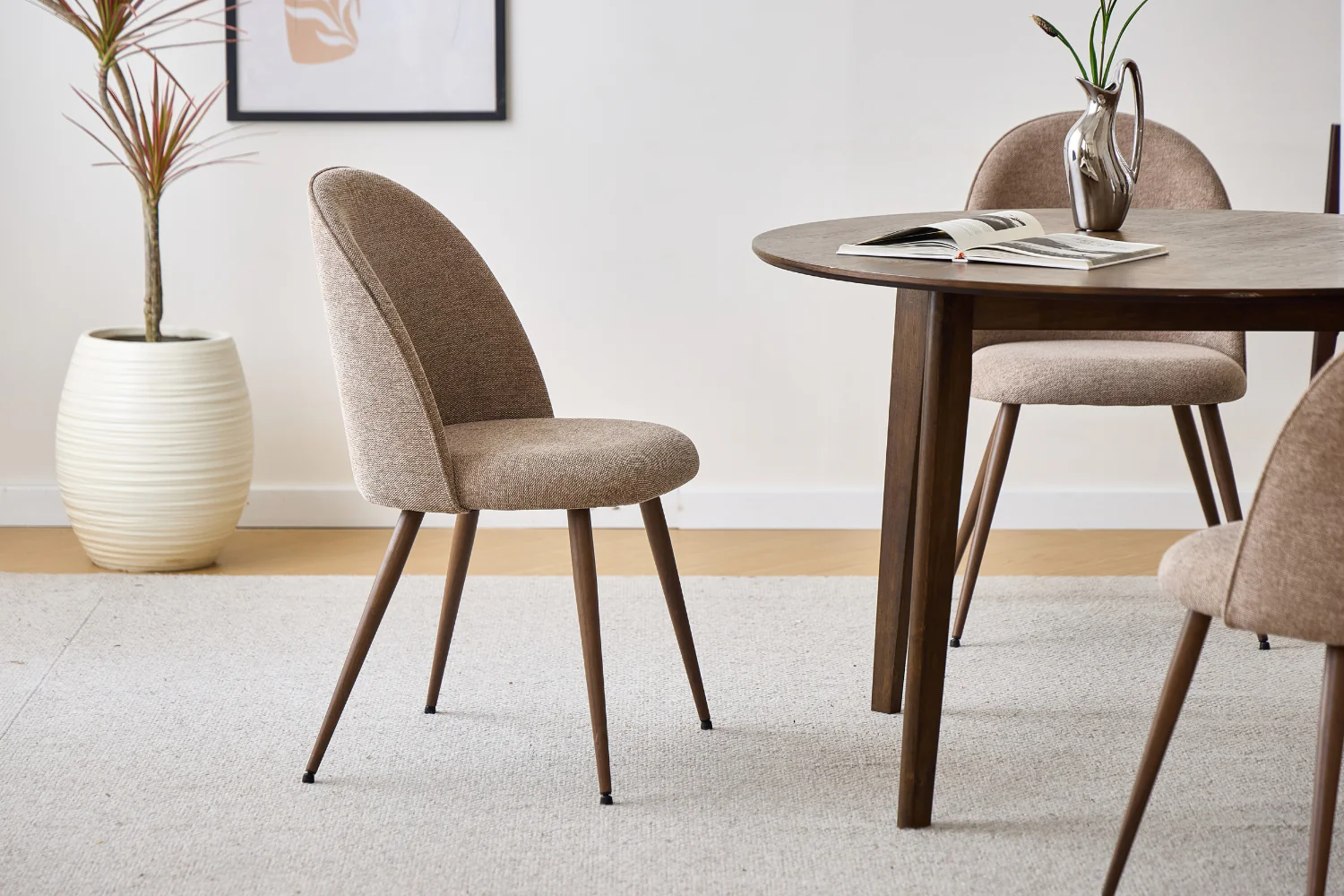 Annika matstol - sandfärgad textil med rökt eklook - Image 4