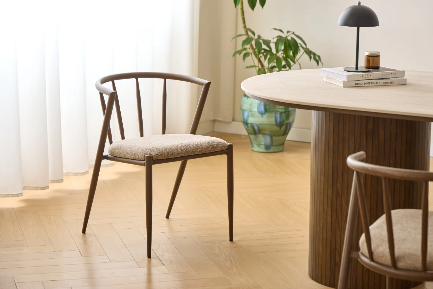 Bella matstol - Rökt ekutseende med sandklädd sits - Image 2