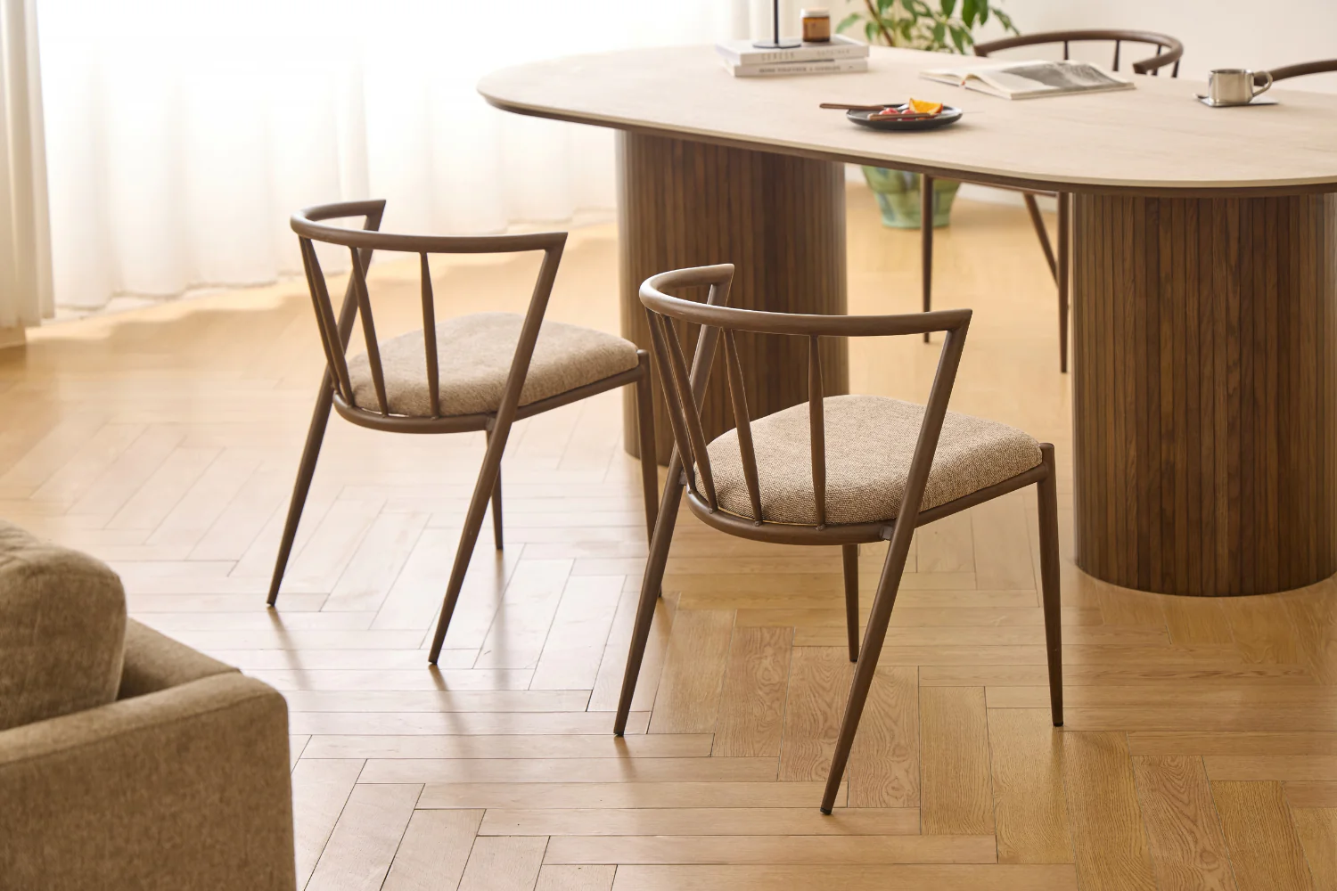 Bella matstol - Rökt ekutseende med sandklädd sits - Image 5