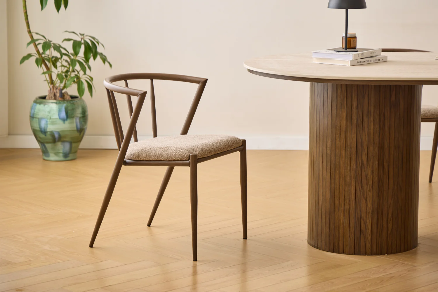 Bella matstol - Rökt ekutseende med sandklädd sits - Image 6