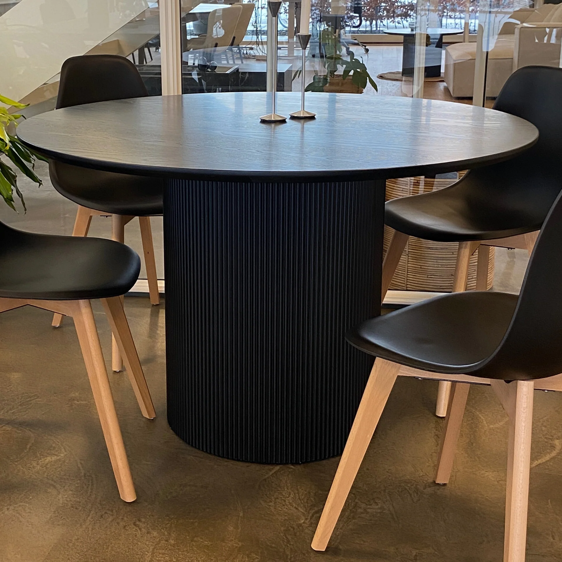 Carisma - Runt matbord med lameller, 120 cm i svart med pelarben - Image 2