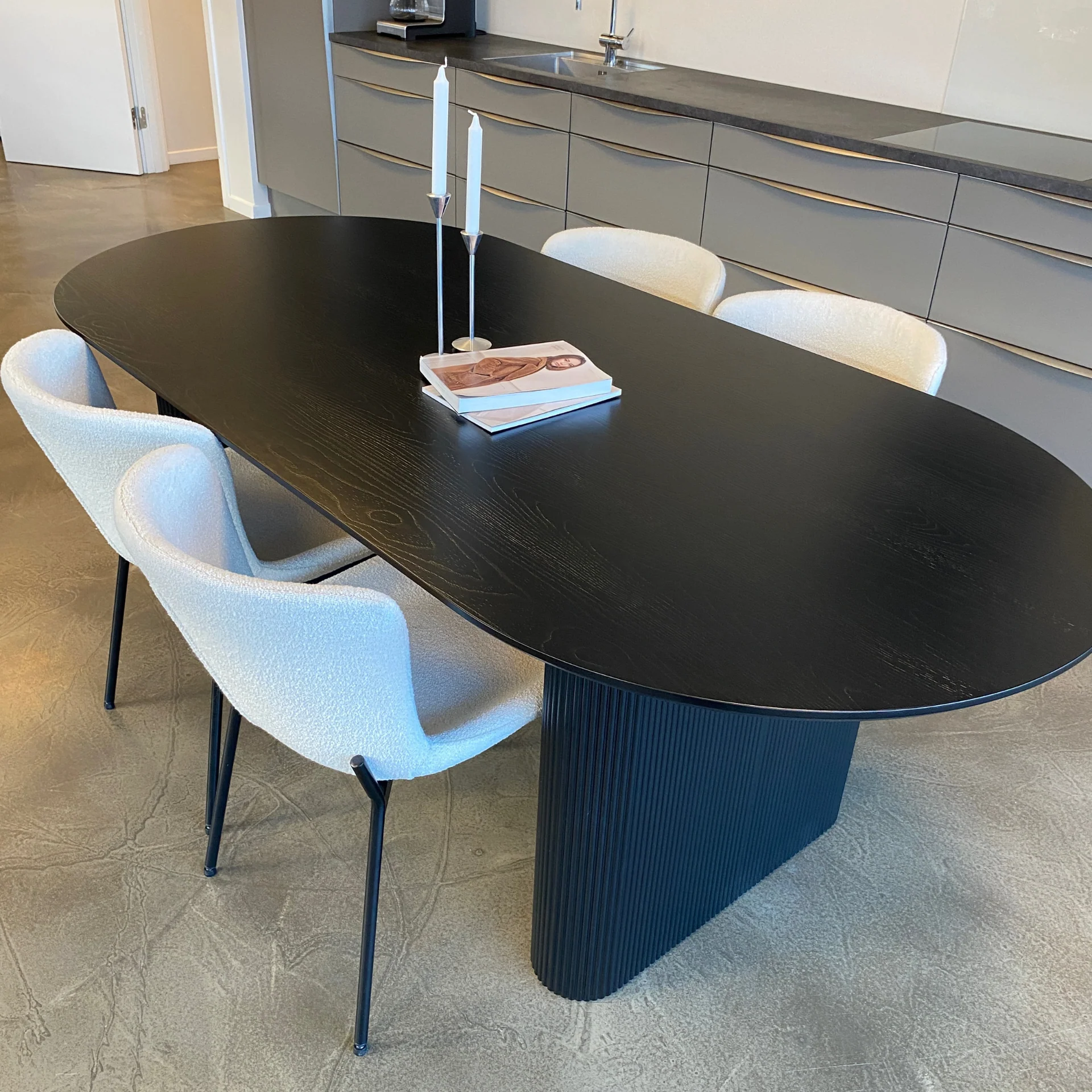 Carisma svart oval lamell matbord 200 x 100 cm med pelarfot - Image 3