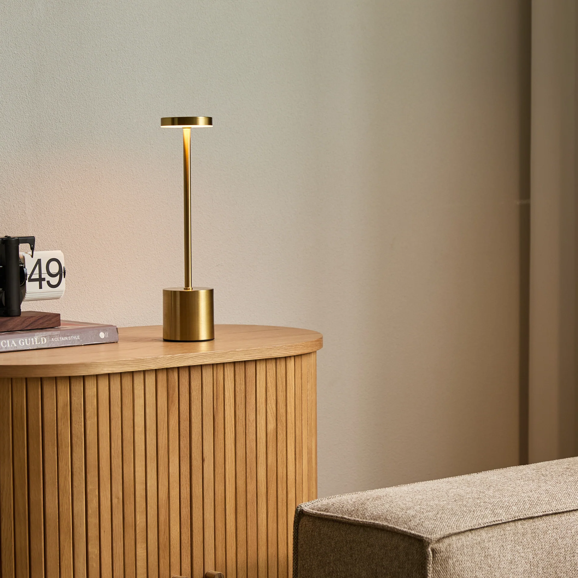 Elvis LED bordslampa guld - Image 10