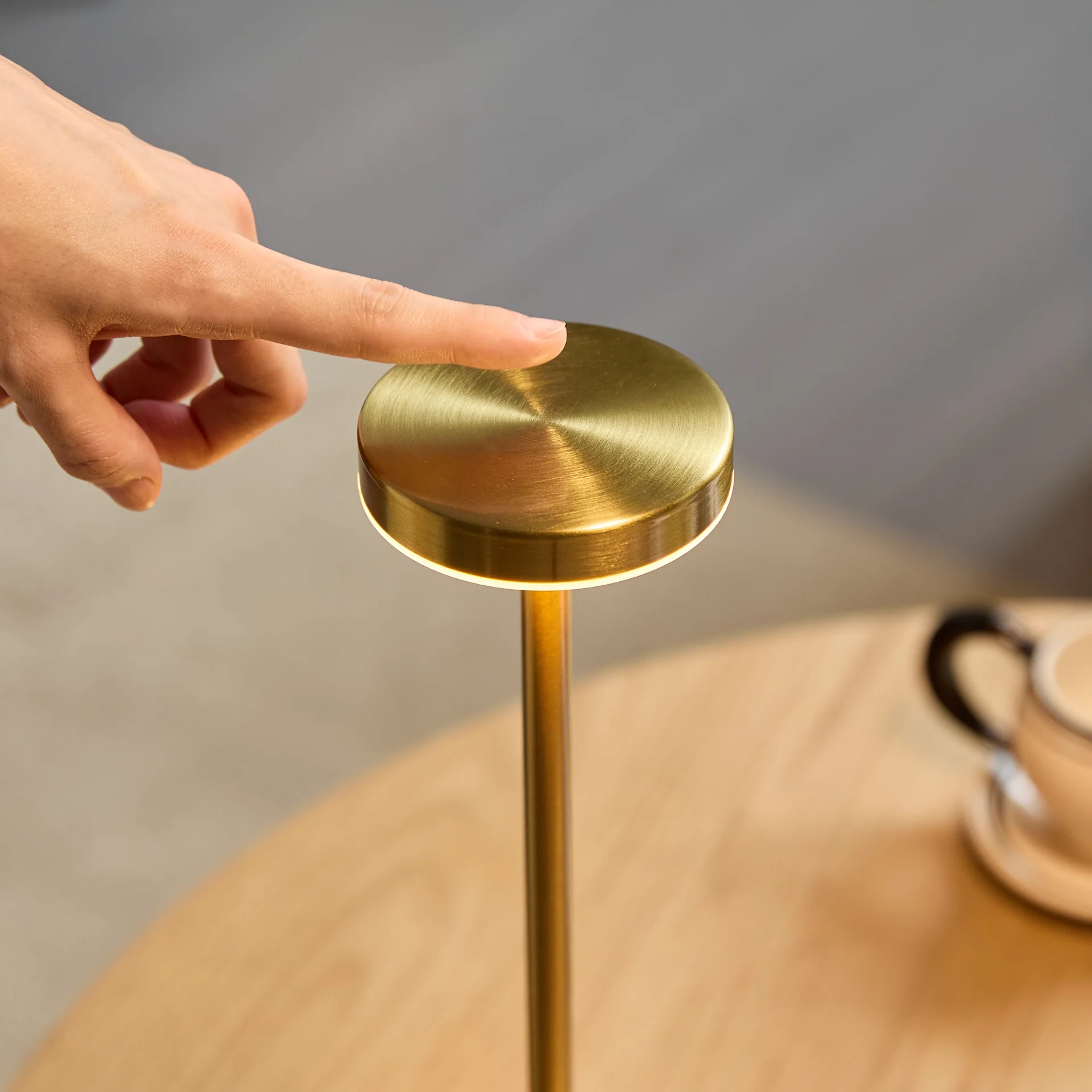 Elvis LED bordslampa guld - Image 5