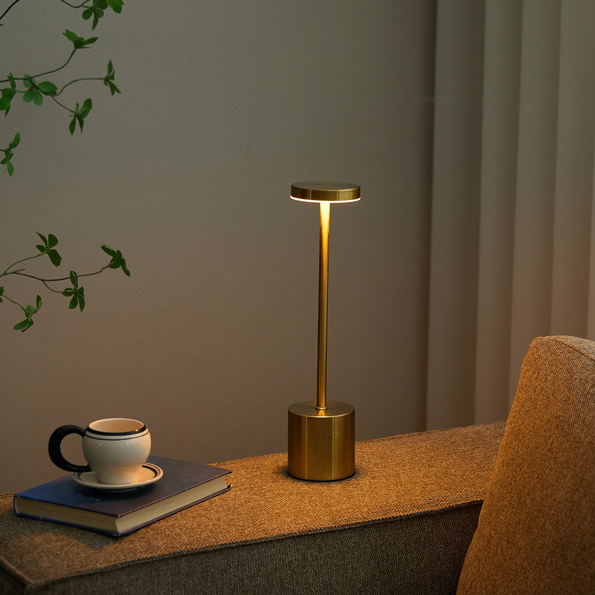 Elvis LED bordslampa guld - Image 7