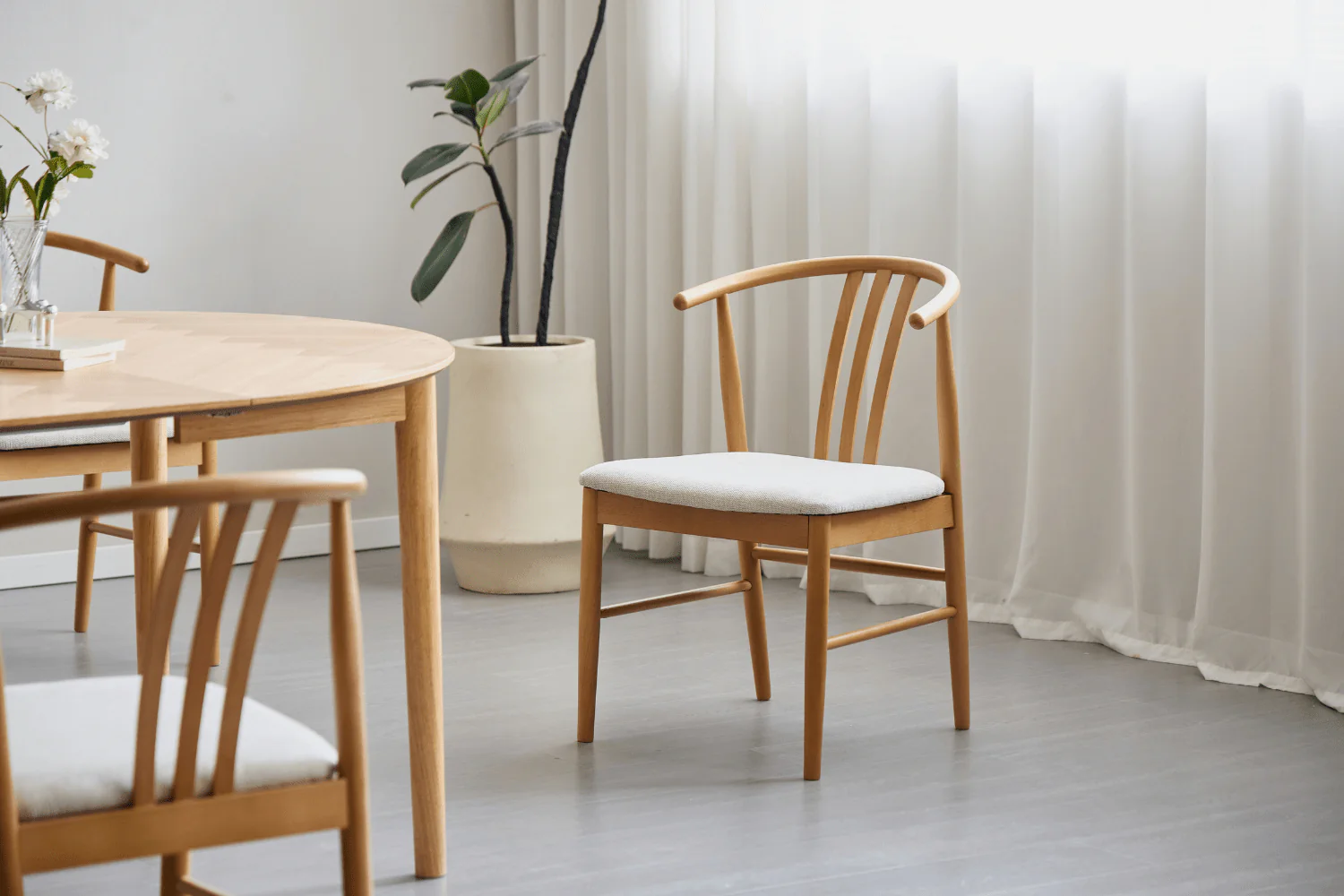 Lizzie matstol i bok med klädd sits i beige - Image 10