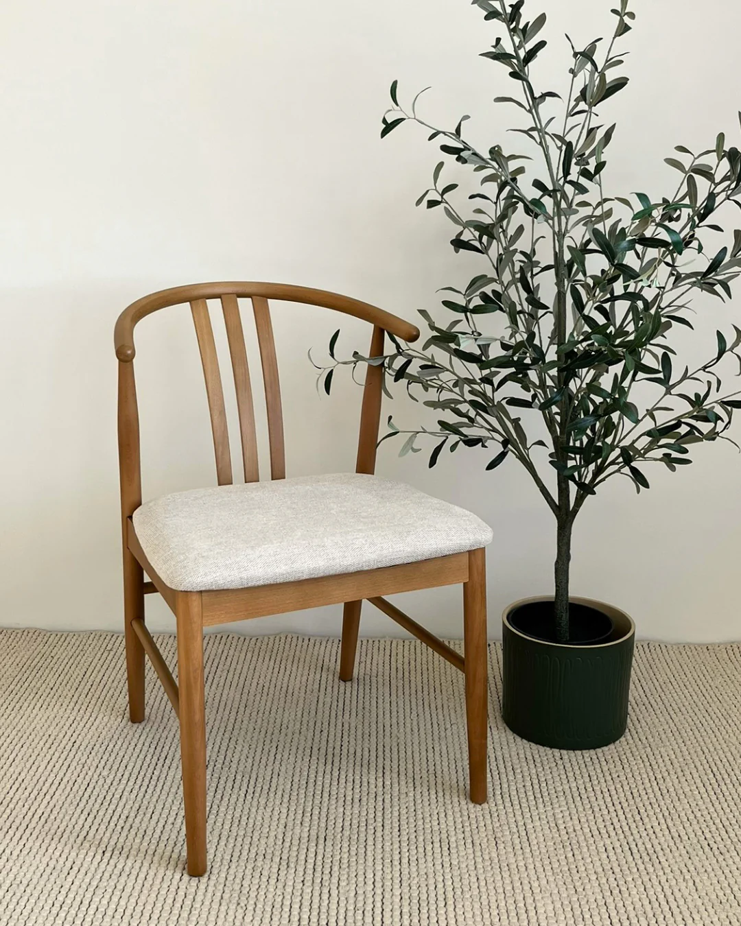 Lizzie matstol i bok med klädd sits i beige - Image 3