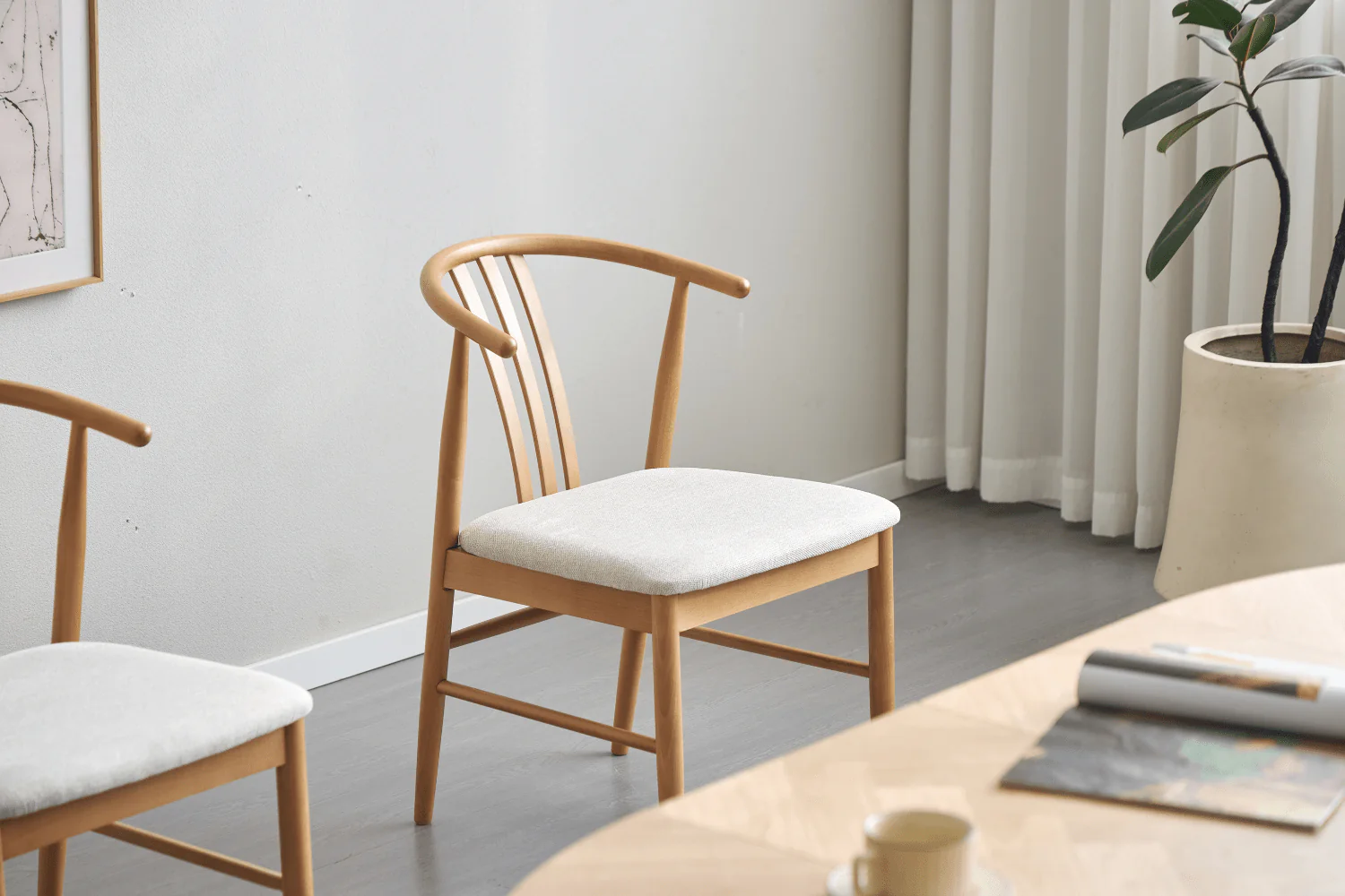 Lizzie matstol i bok med klädd sits i beige - Image 5