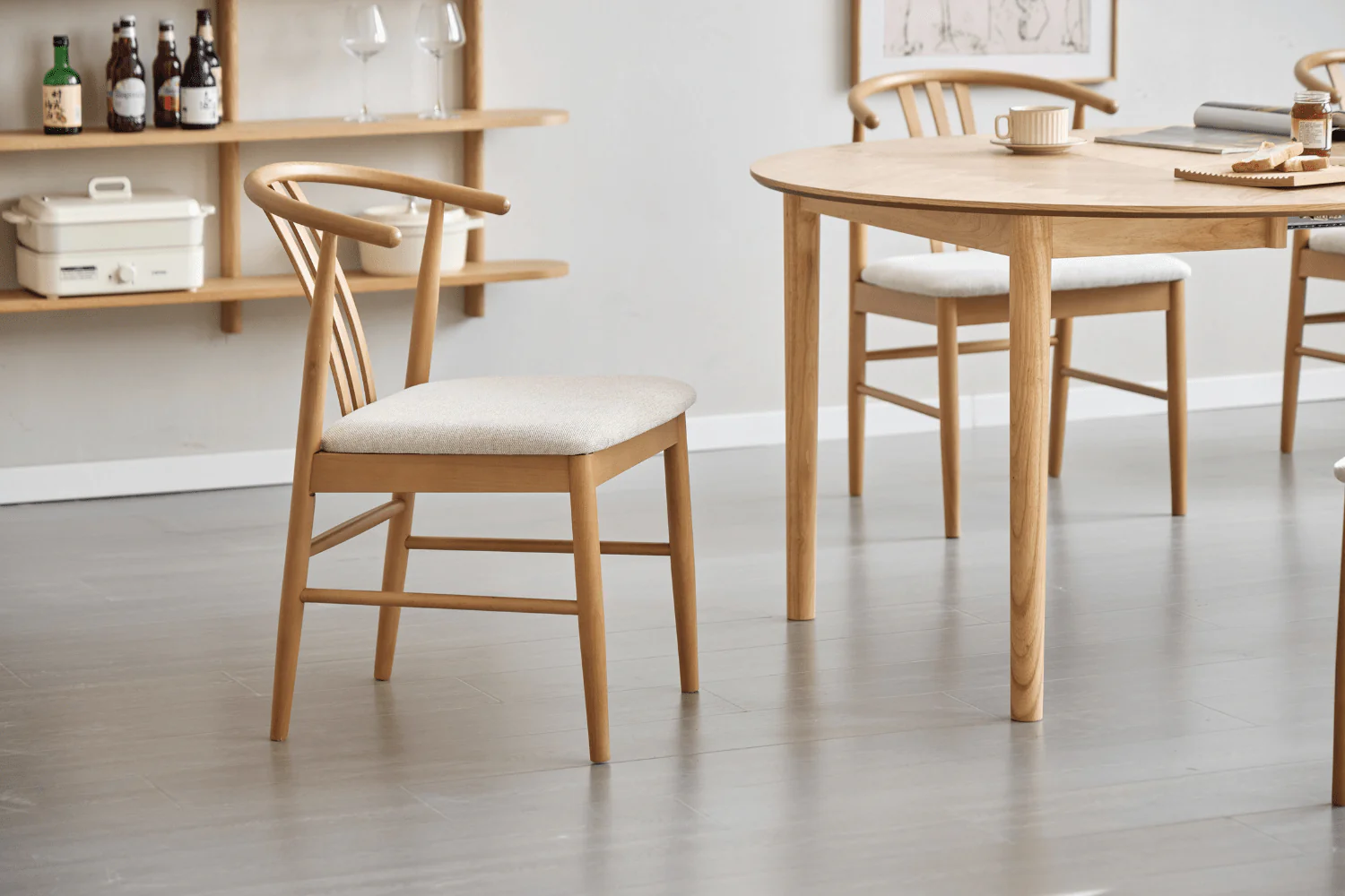 Lizzie matstol i bok med klädd sits i beige - Image 8