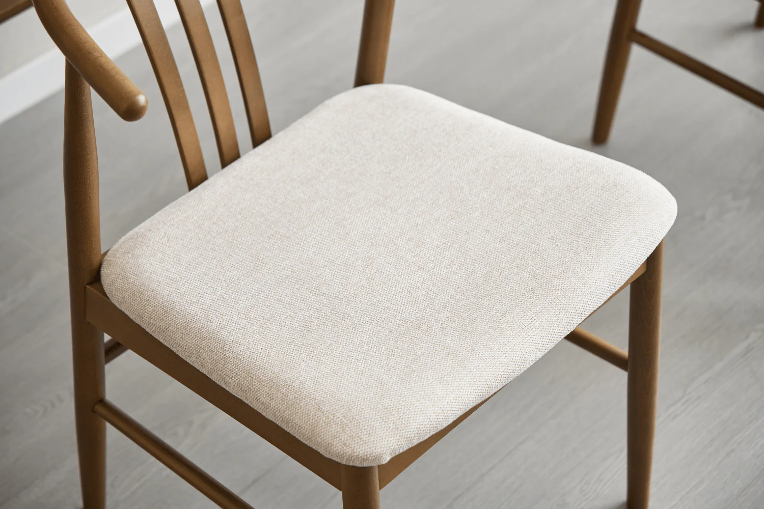 Lizzie matstol i rökt bok med klädd sits i beige - Image 10