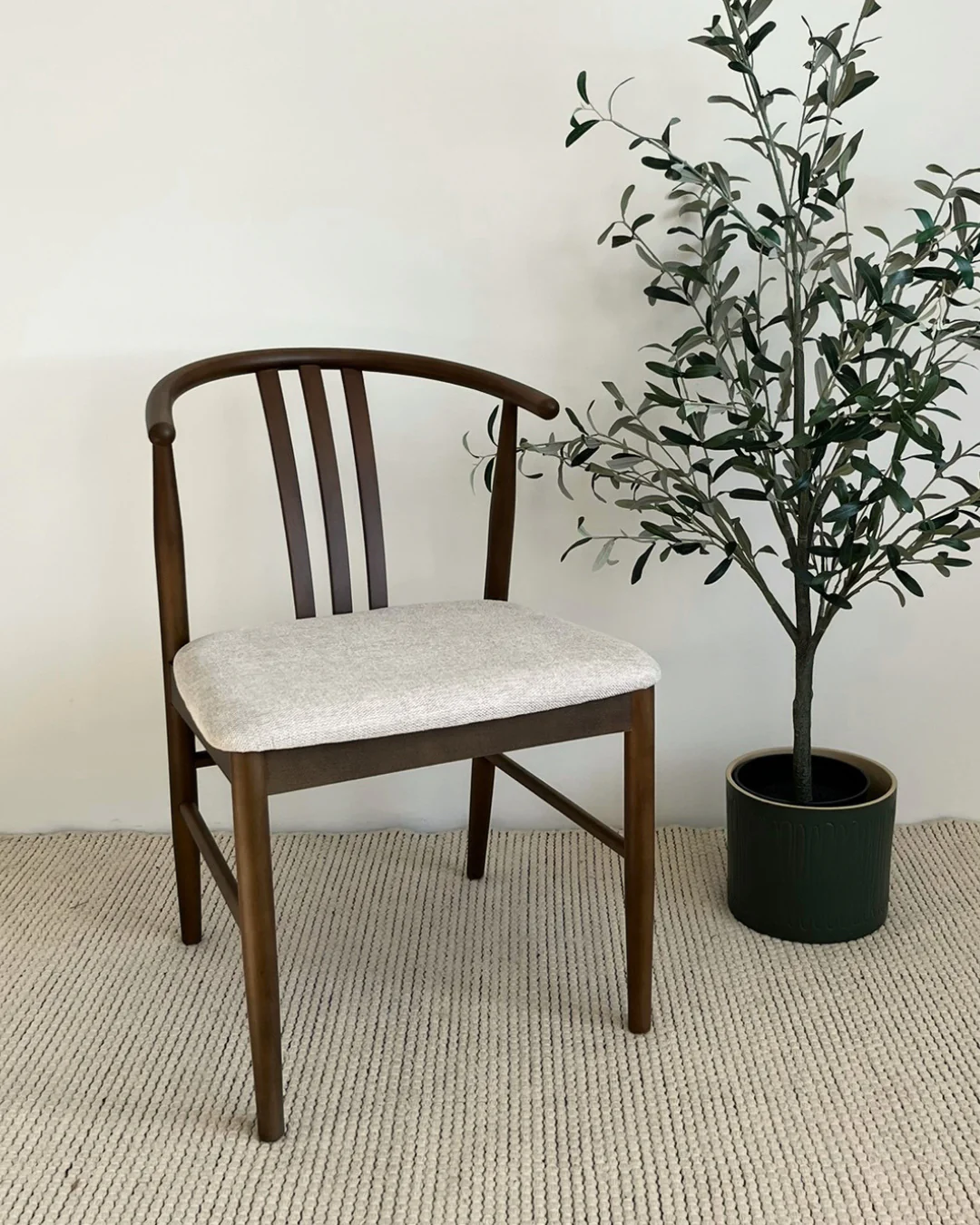 Lizzie matstol i rökt bok med klädd sits i beige - Image 3