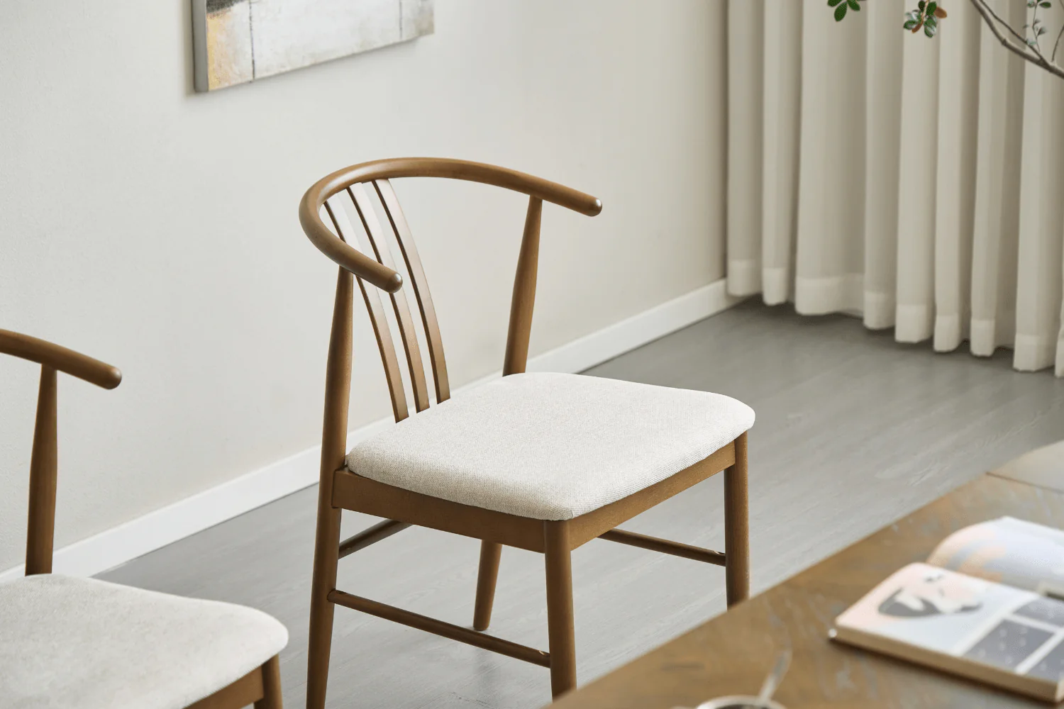 Lizzie matstol i rökt bok med klädd sits i beige - Image 8