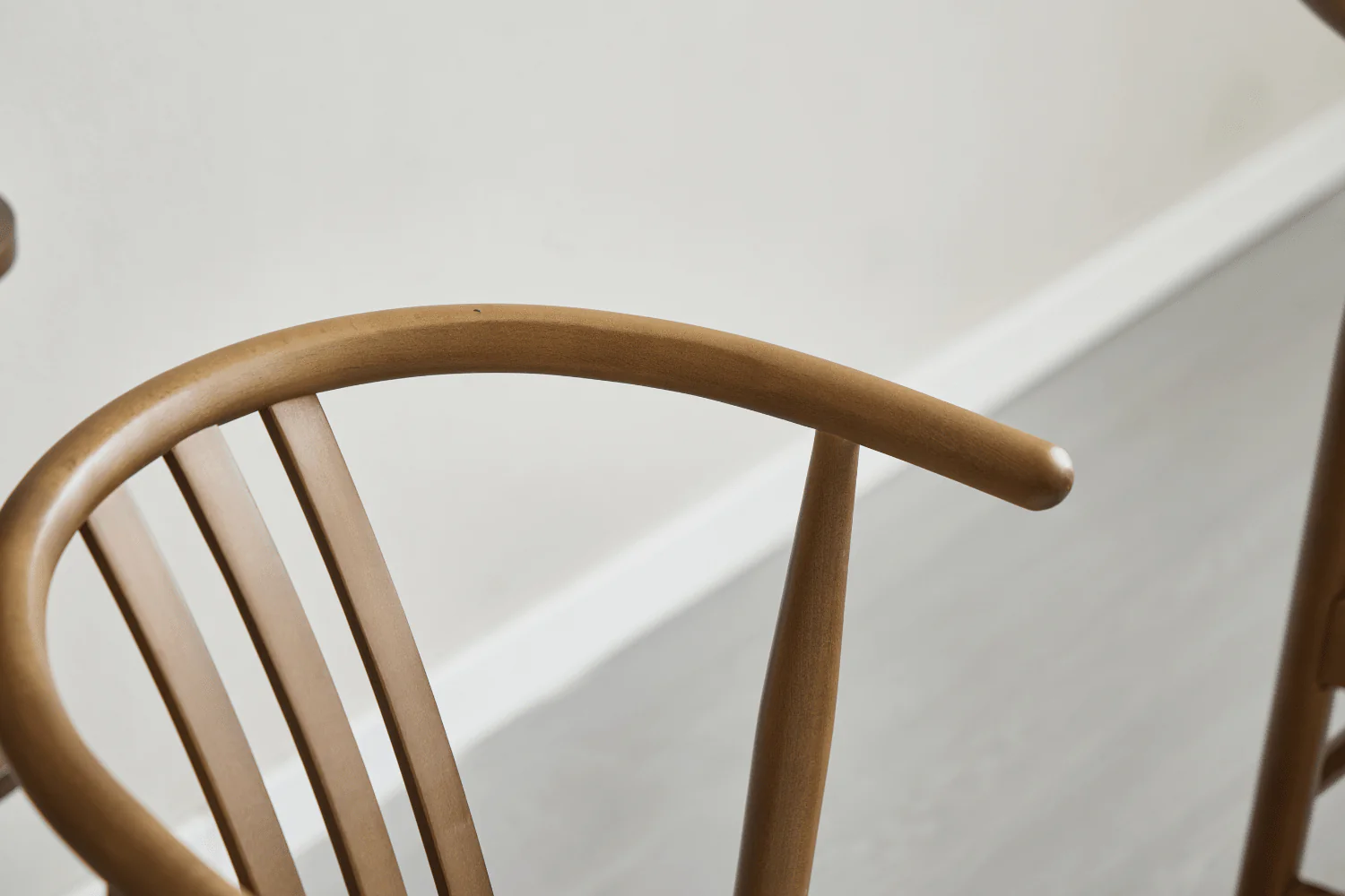 Lizzie matstol i rökt bok med klädd sits i beige - Image 9