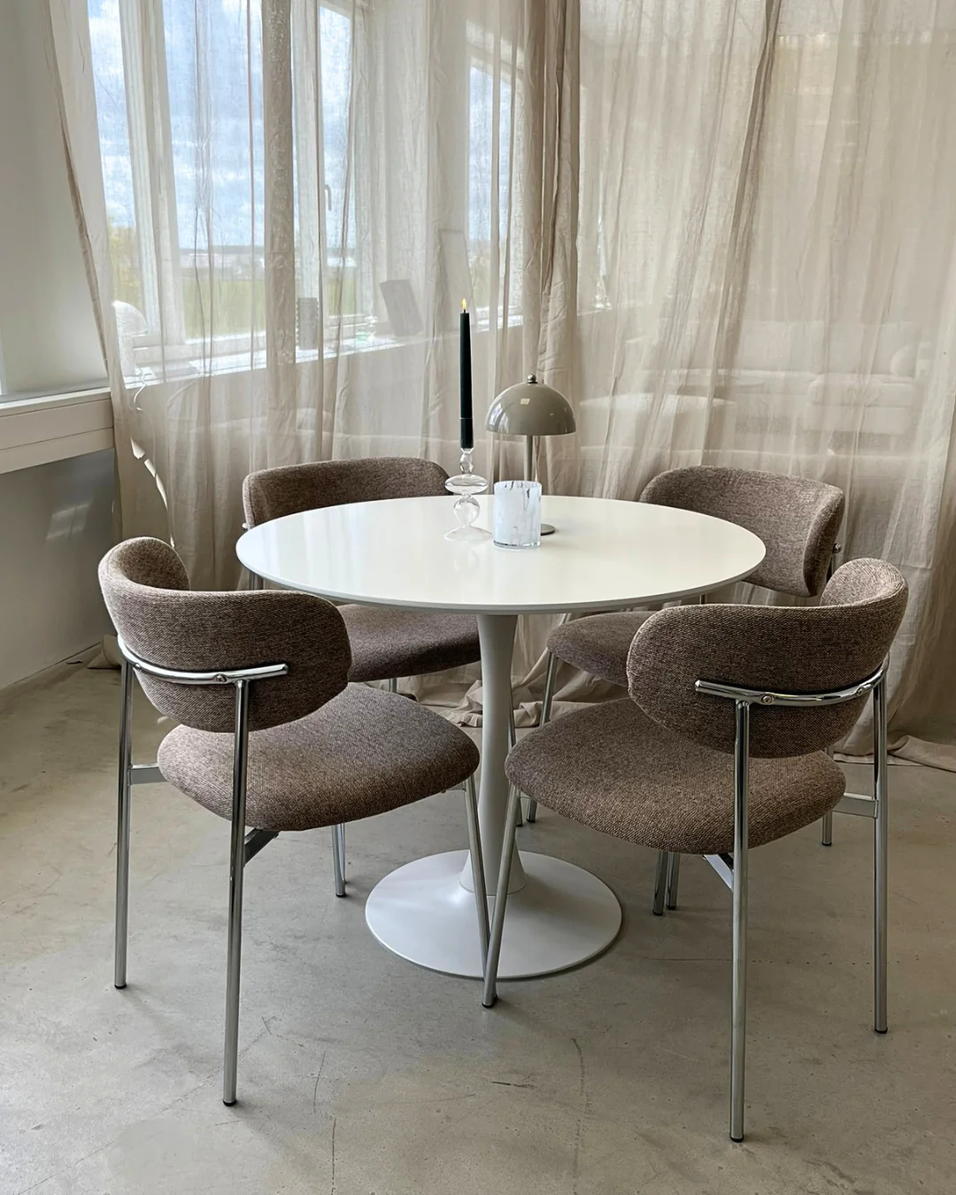 Lucinda matbordsstol i sand textil med chrome ben - Image 3