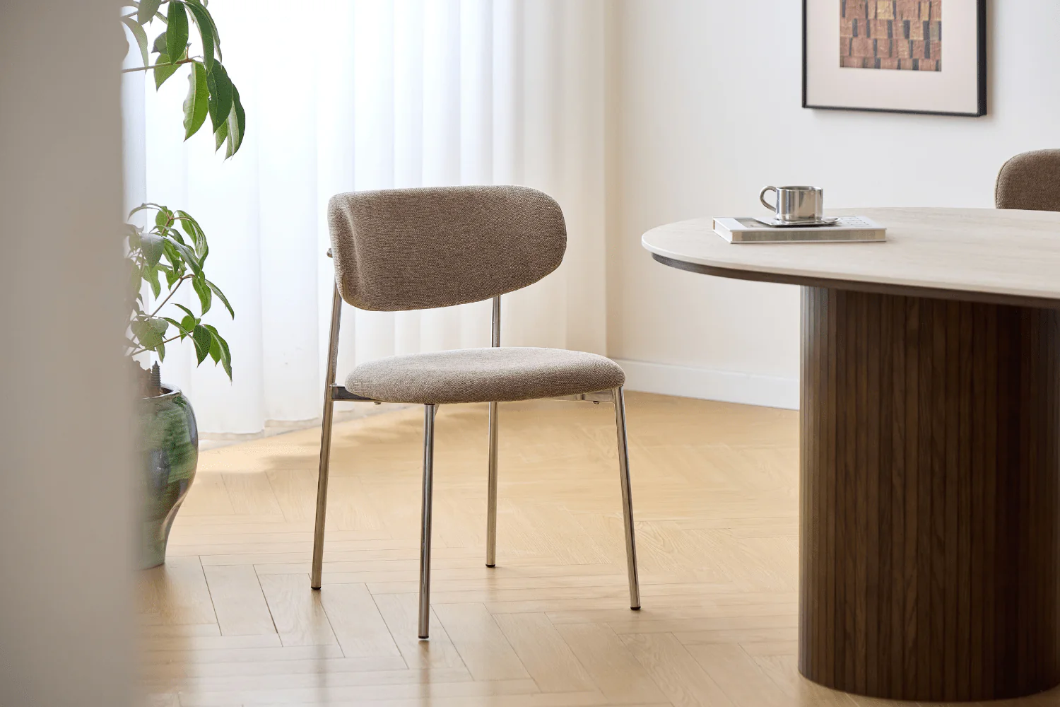 Lucinda matbordsstol i sand textil med chrome ben - Image 5