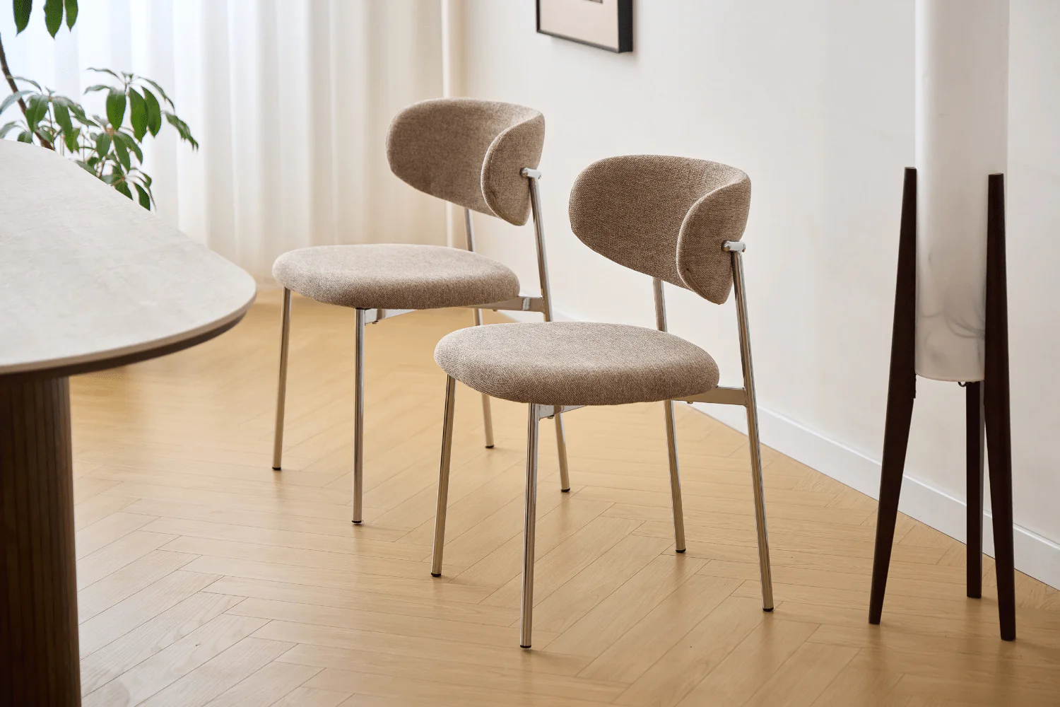 Lucinda matbordsstol i sand textil med chrome ben - Image 8