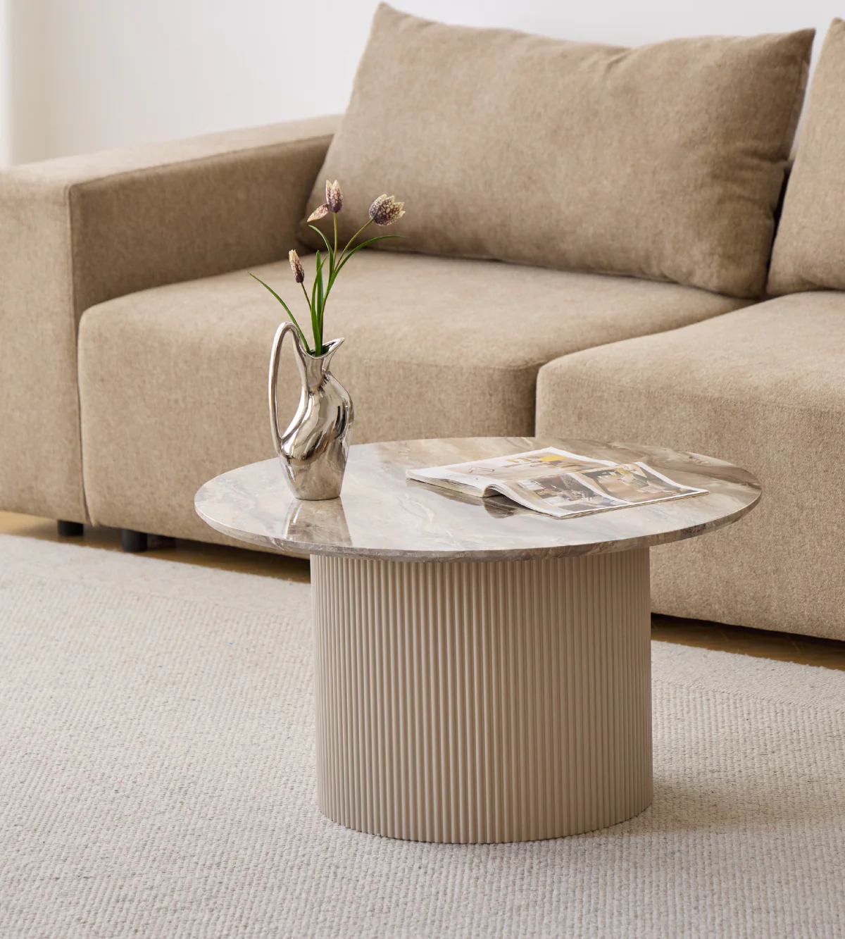 Martina runt soffbord beige marmorlook med pelarben Ø80 cm - Image 2