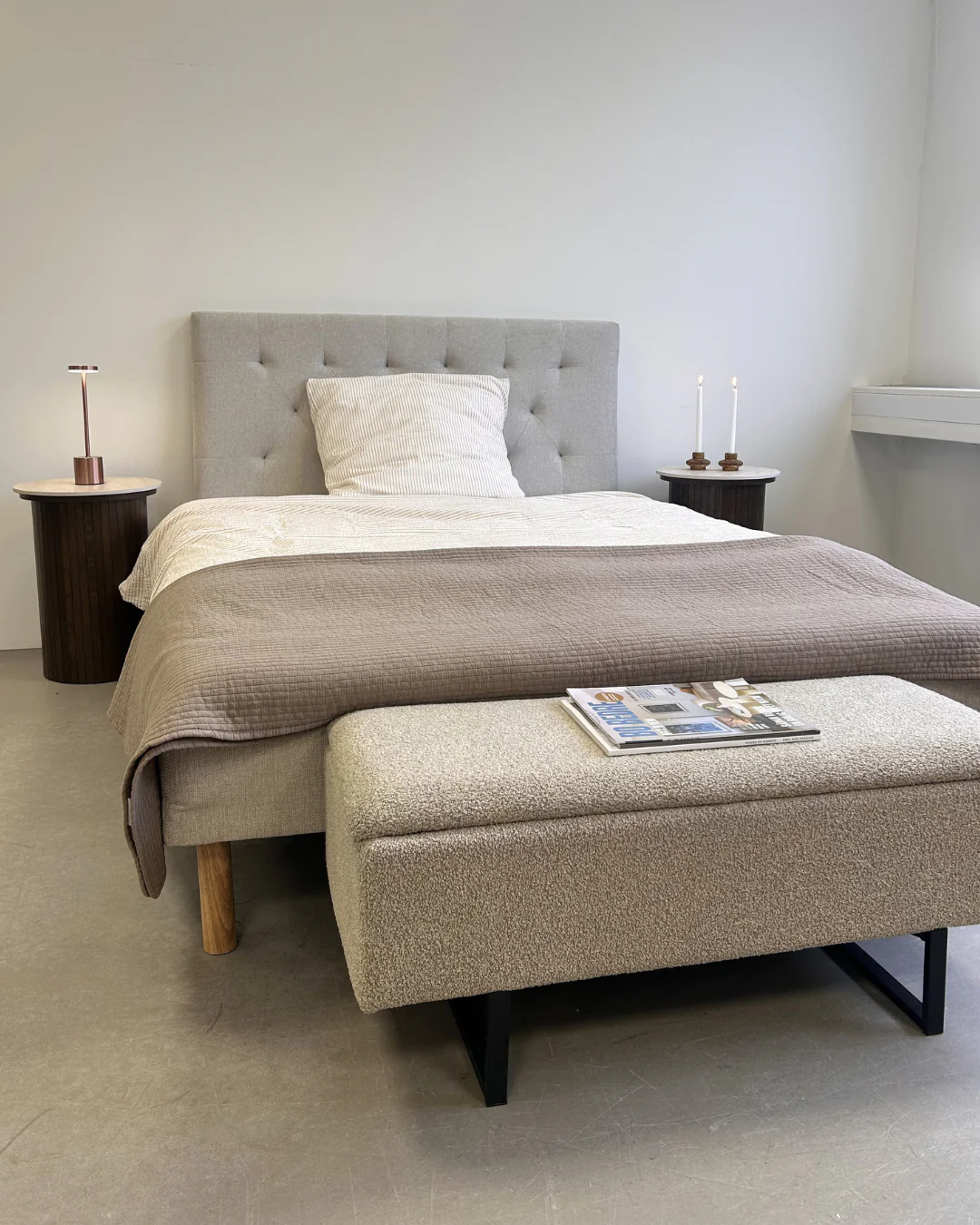 Nia sänggavel 140x63 cm i beige textil - Image 2
