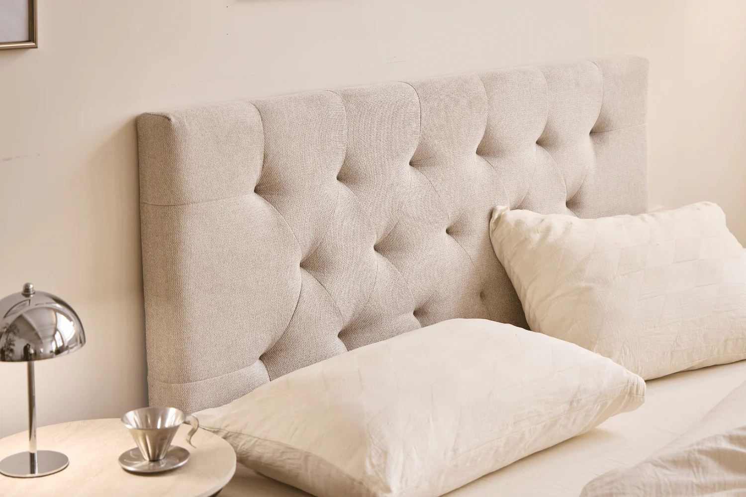 Nia sänggavel 140x63 cm i beige textil - Image 6