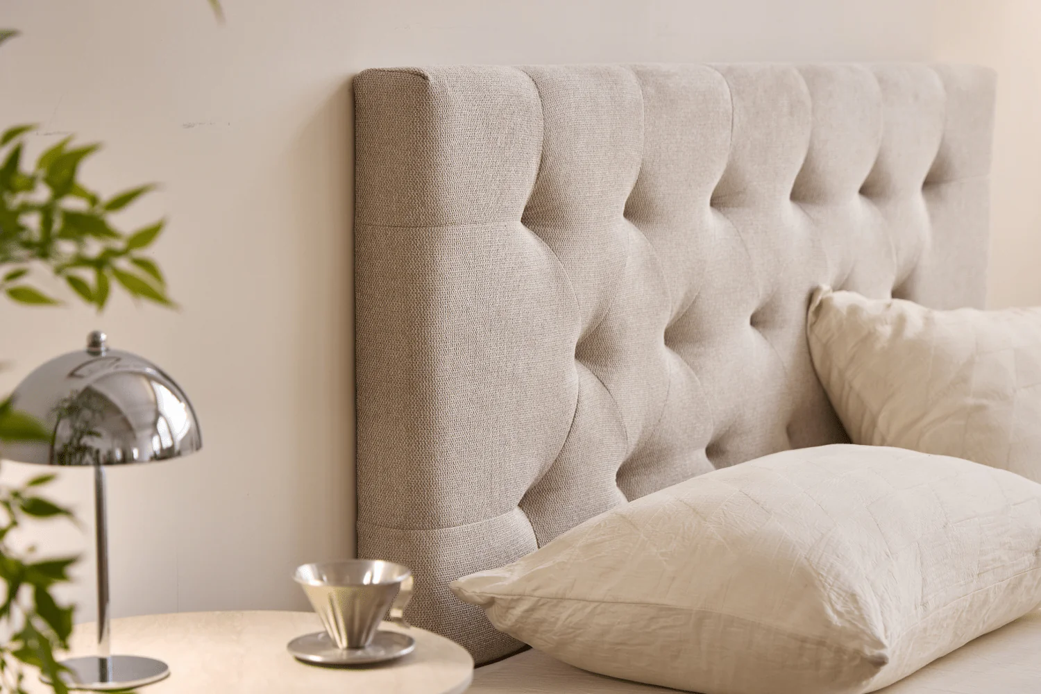 Nia sänggavel 140x63 cm i beige textil - Image 9