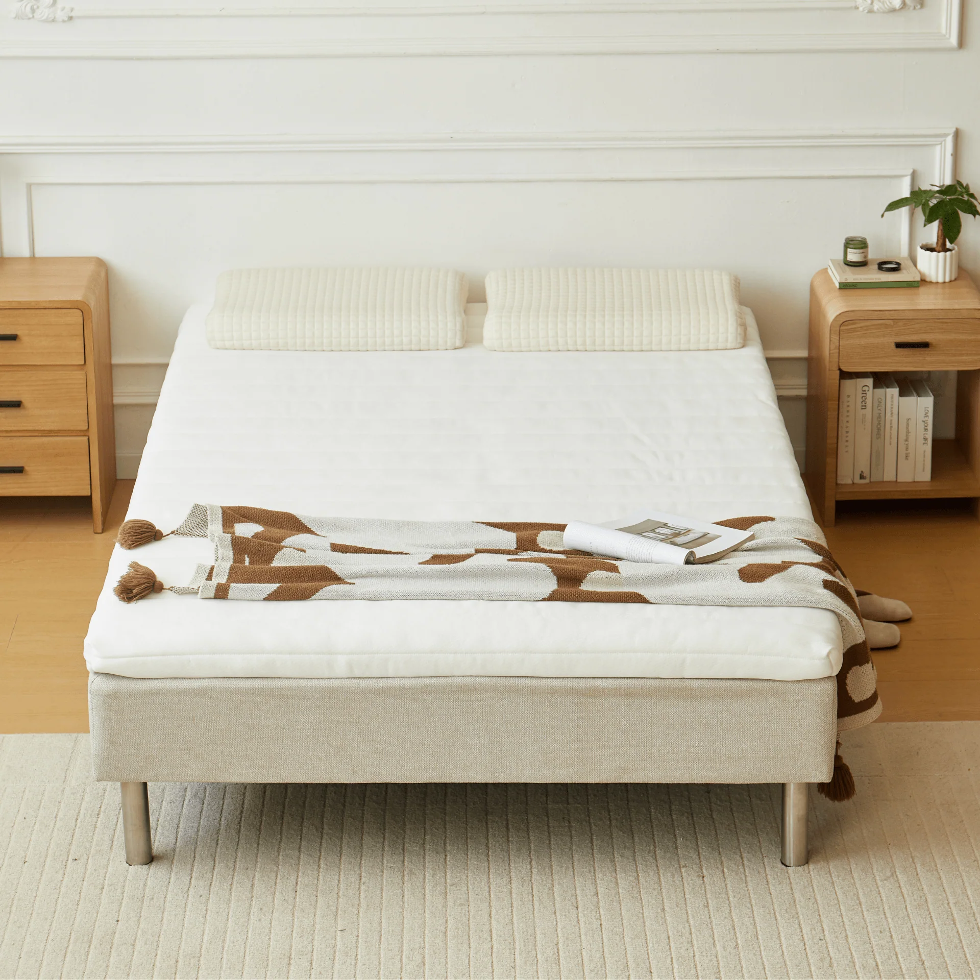 Premium resårbotten i beige 140x200 cm med 7 cm bäddmadrass i memoryskum exkl. ben